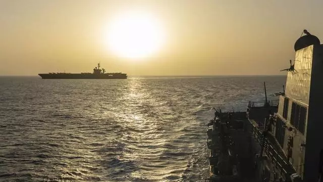 Buque de EE.UU. obliga a mercante a regresar a Irán en medio del bloqueo naval
