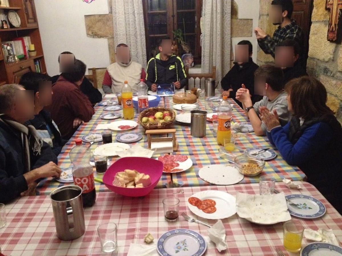 Varias personas en el comedor del monasterio de Ruiloba, sede de las terapias de conversión.