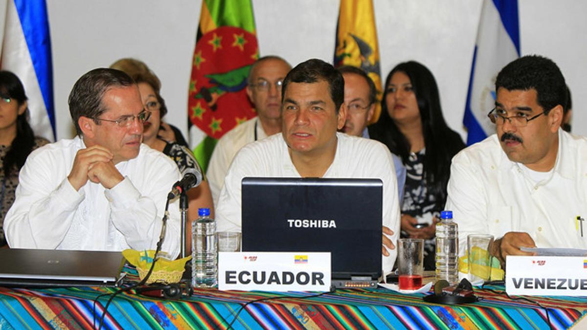 El presidente de Ecuador, Rafael Correa, en el centro, con el canciller ecuatoriano, Ricardo Patiño (izquierda), y el de Venezuela, Nicolás Maduro.