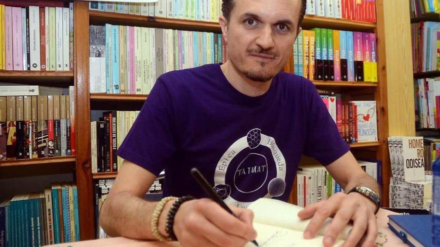 David Pintos firma ejemplares de su nueva novela en la librería Escolma de Pontevedra. // Rafa Vázquez