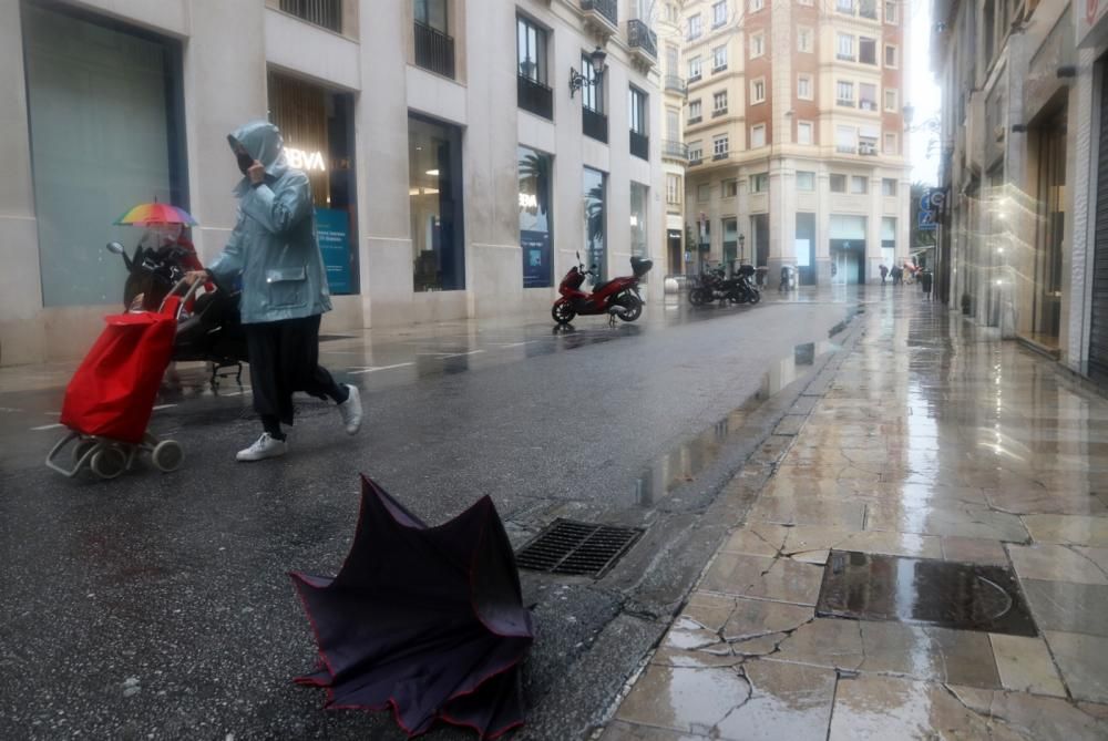 Lluvia y temporal en el mar en Málaga con la llegada de la borrasca Filomena.