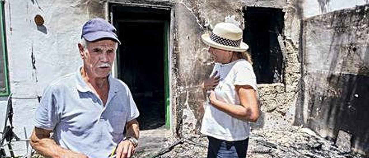 El desastre tras el incendio. A la derecha, interior de la vivienda de María Antonia Boza y Francisco Ramos en el barrio de Coruña, en Artenara, completamente destruida tras el paso del fuego. Sobre estas líneas, arriba María Antonia y Francisco, ayer, a las puertas de su casa. En el centro, huella del incendio en el pinar de Tamadaba. Debajo, una cabra carbonizada tras el paso del incendio por el entorno del barrio de Lugarejos.