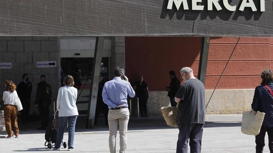 Usuaris del Mercat del Lleó fent cua ahir al matí per accedir-hi