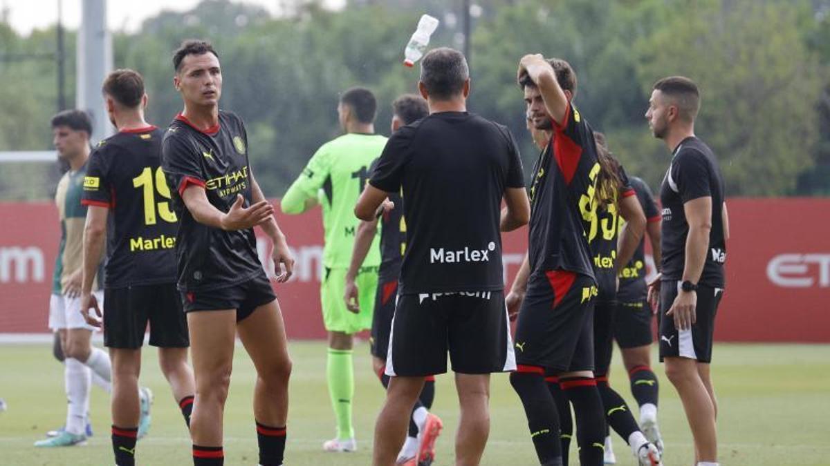 Ar nau Martínez, a l’esquerra, en una pausa del duel d’ahir.