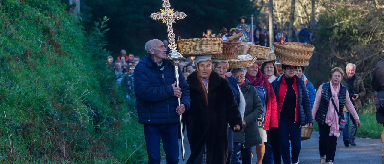 Un momento de la procesión de los lacones.