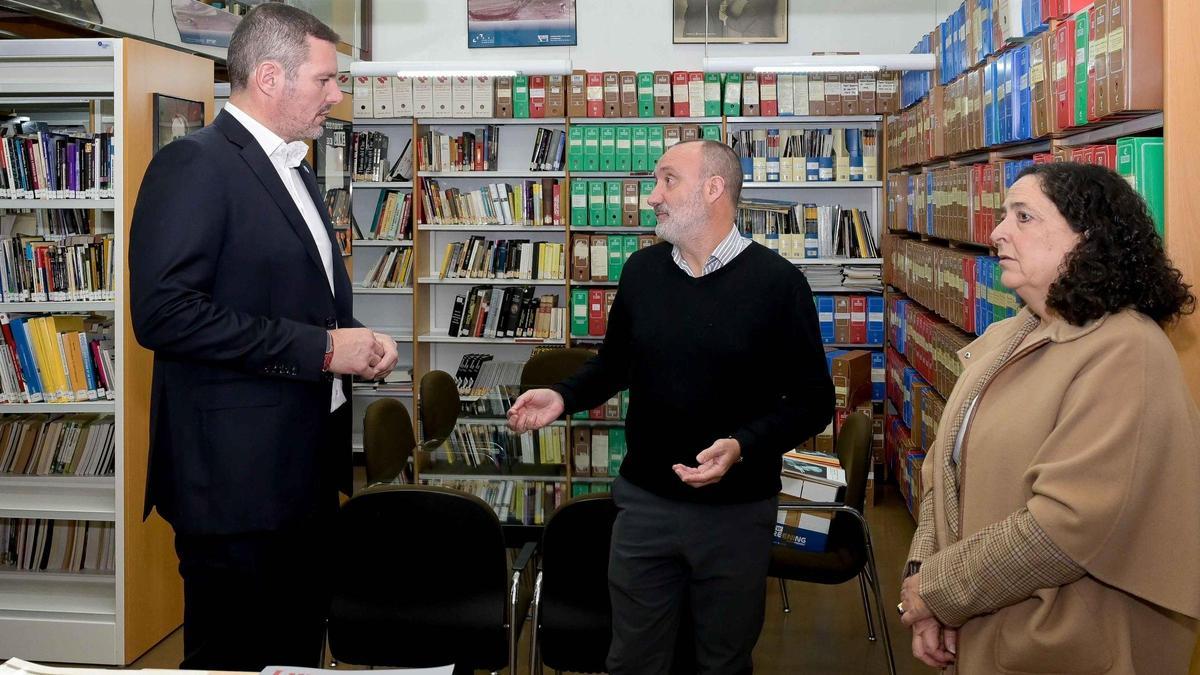 El conselleiro de Cultura, Lingua e Xuventude, José López Campos (izquierda), junto con el nuevo director de la Filmoteca de Galicia, Jaime Pena, y la delegada territorial de la Xunta, Belen Do Campo