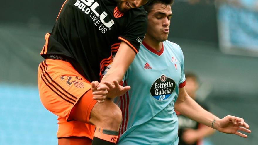 Maxi Gómez, en una imagen con Garay.