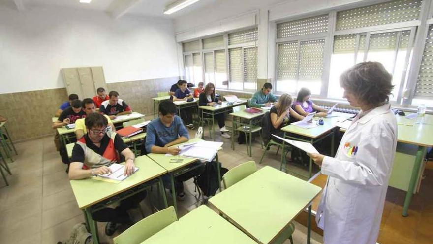 Alumnos del Instituto María de Molina en una clase de Formación de Profesorado.