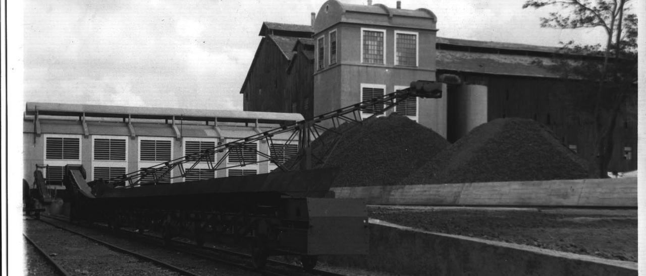 Una imagen del entramado industrial de la mina de fosfato, en Cáceres, aún en activo.
