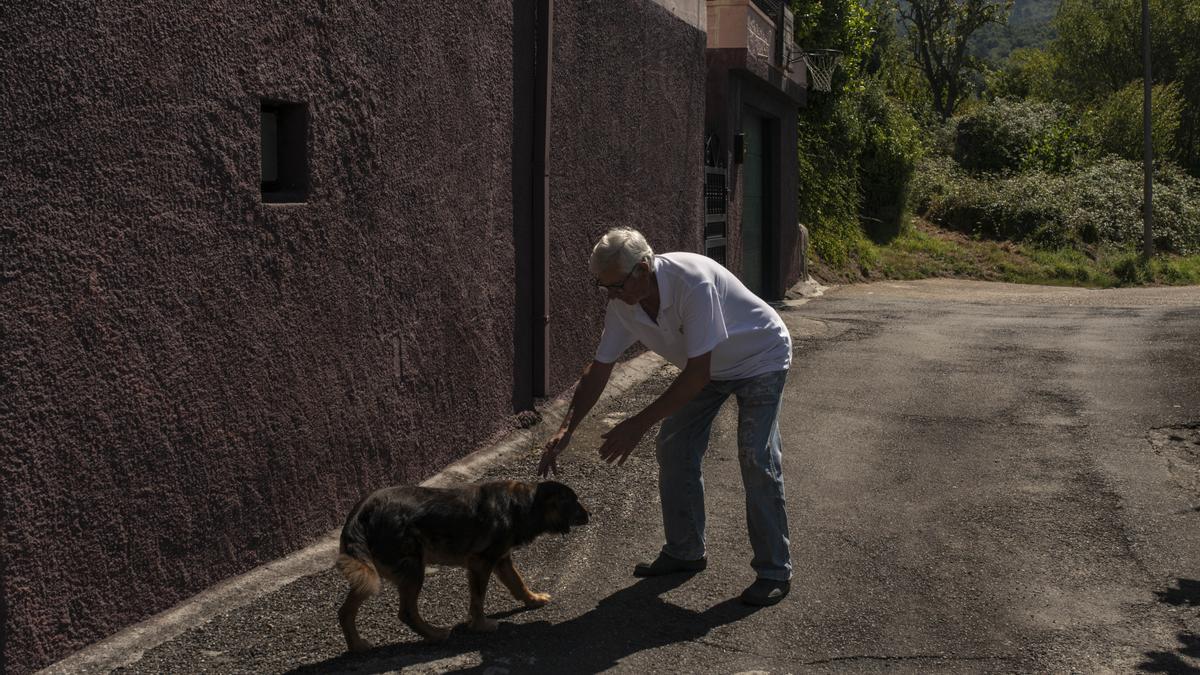 José Lorenzo, con su perro. // BRAIS LORENZO
