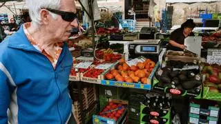 Los vecinos y clientes del Mercado de Pere Garau lo tienen claro: «No queremos perder lo mallorquín»