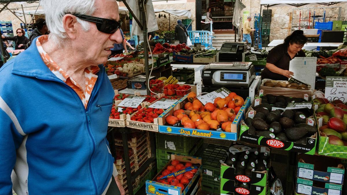 Los vecinos y clientes del Mercado de Pere Garau lo tiene claro: "No queremos perder lo mallorquín"