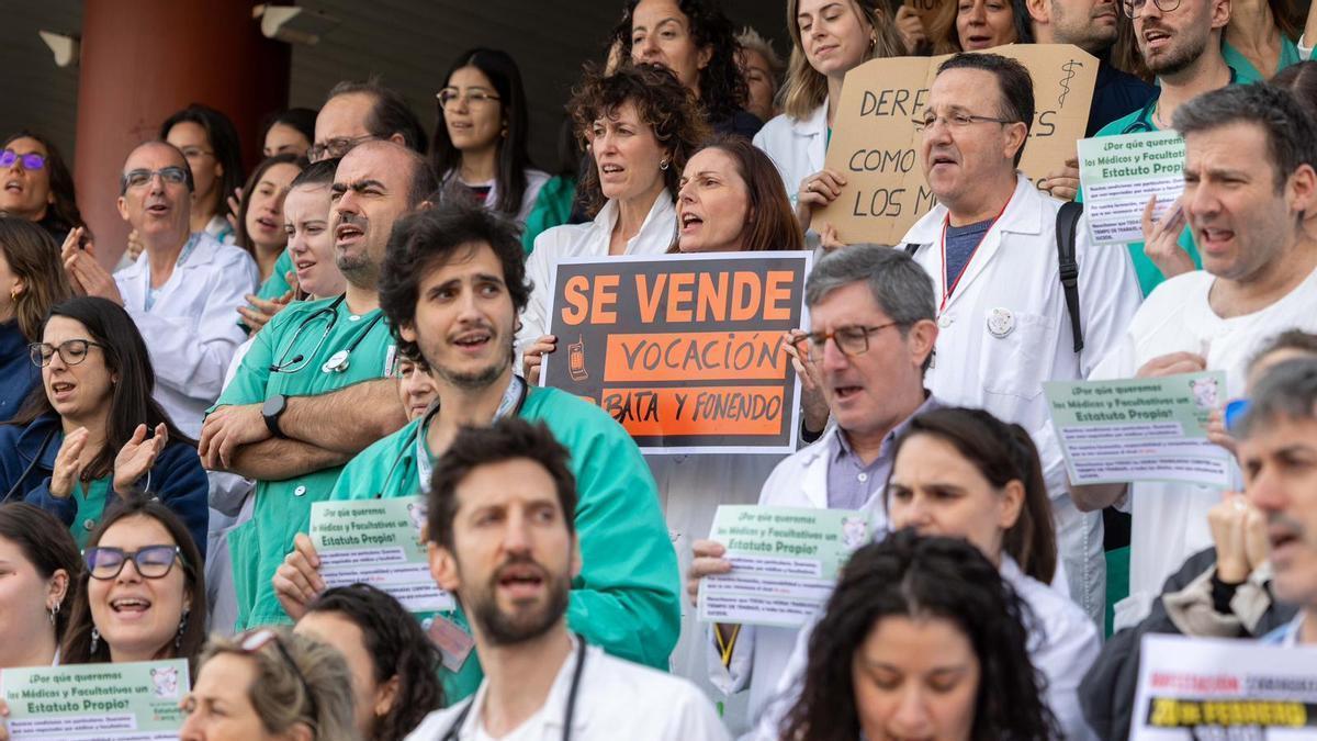 Concentración en el hospital Clínico en el último día de la huelga de médicos en Aragón.
