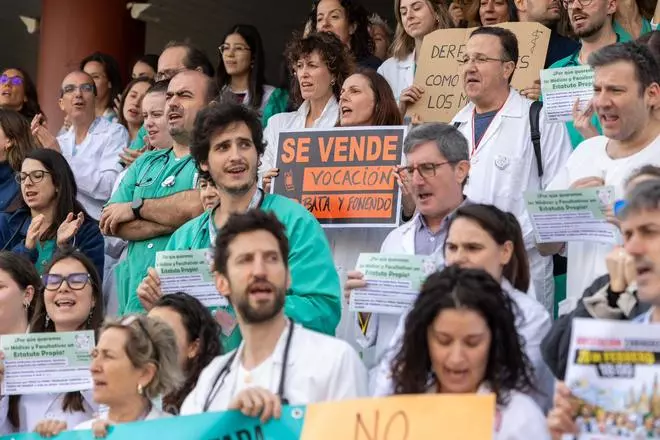Concentración en el hospital Clínico en el último día de la huelga de médicos en Aragón.