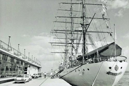 El ‘Libertad’, atracado en el muelle de Poniente Sur en su visita del año 1985. | DM