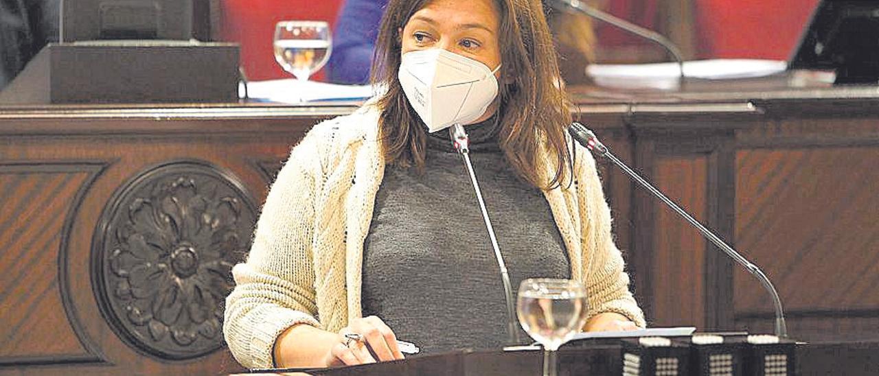 La consellera Garrido, ayer, en el Parlament.