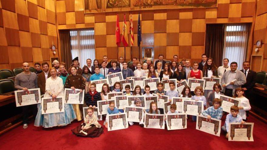 Los ganadores reciben sus premios