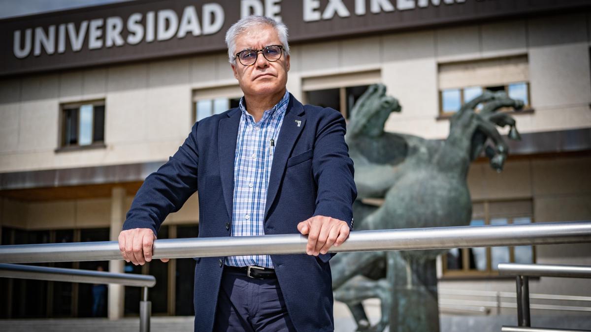 Pedro Fernández, presenta su candidatura a rector de la Uex.