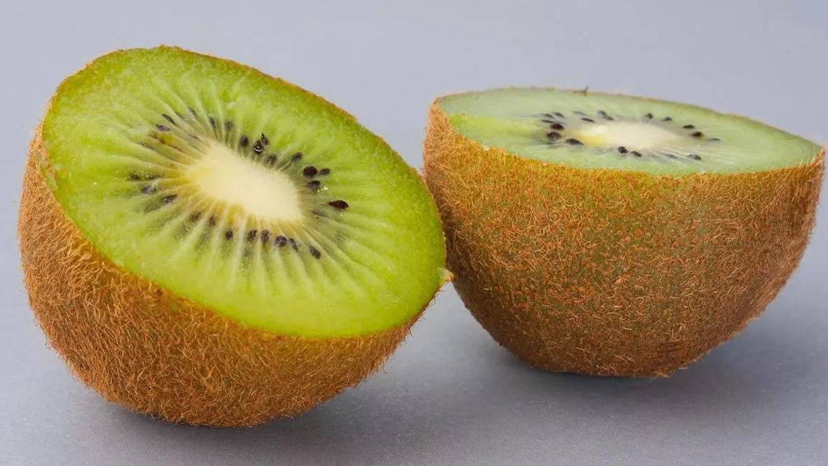 El kiwi contiene el doble de vitamina C que la naranja.