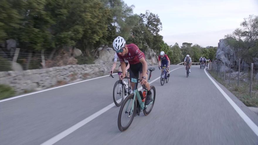 El pelotón de la Mallorca 312 llena de color las carreteras de la isla