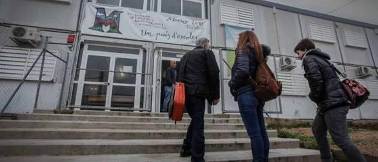 Las aulas prefabricadas presentan deficiencias después de tantos años.