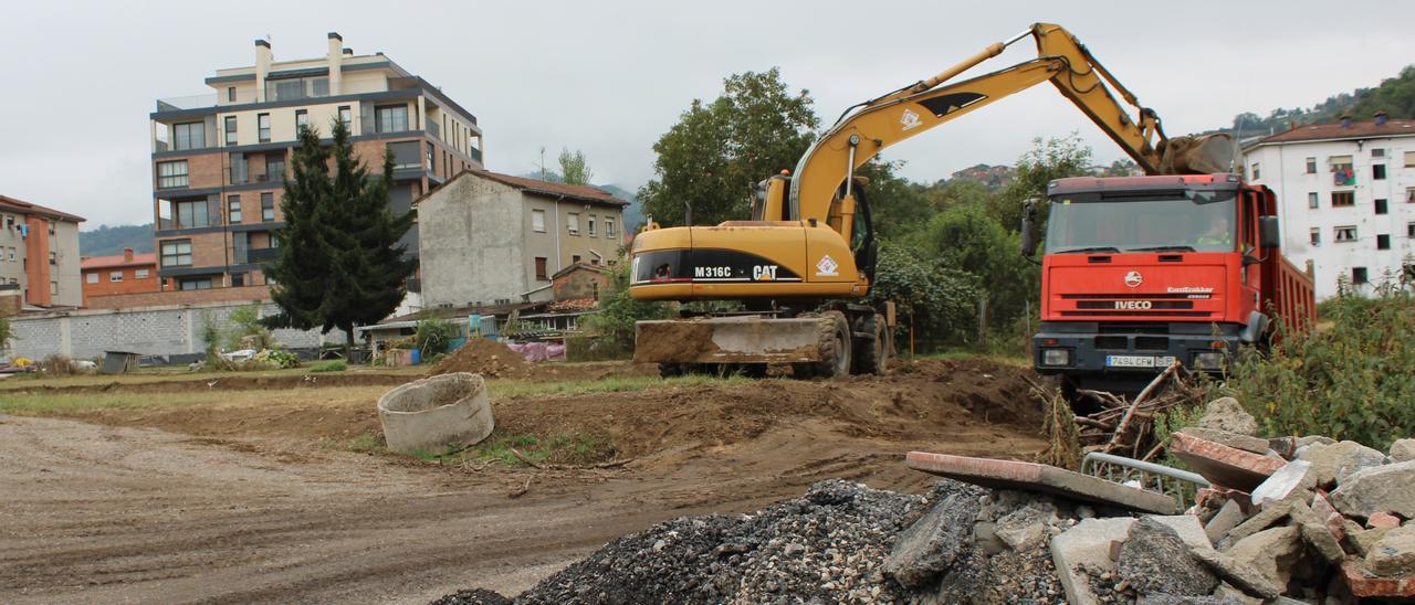 Las obras para ampliar y urbanizar el aparcamiento del centro de Pola de Laviana.