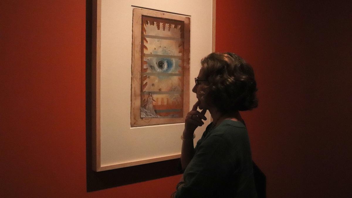 Una dona mira una de les obres que forma part de l&#039;exposició temporal del Castell Gala Dalí de Púbol