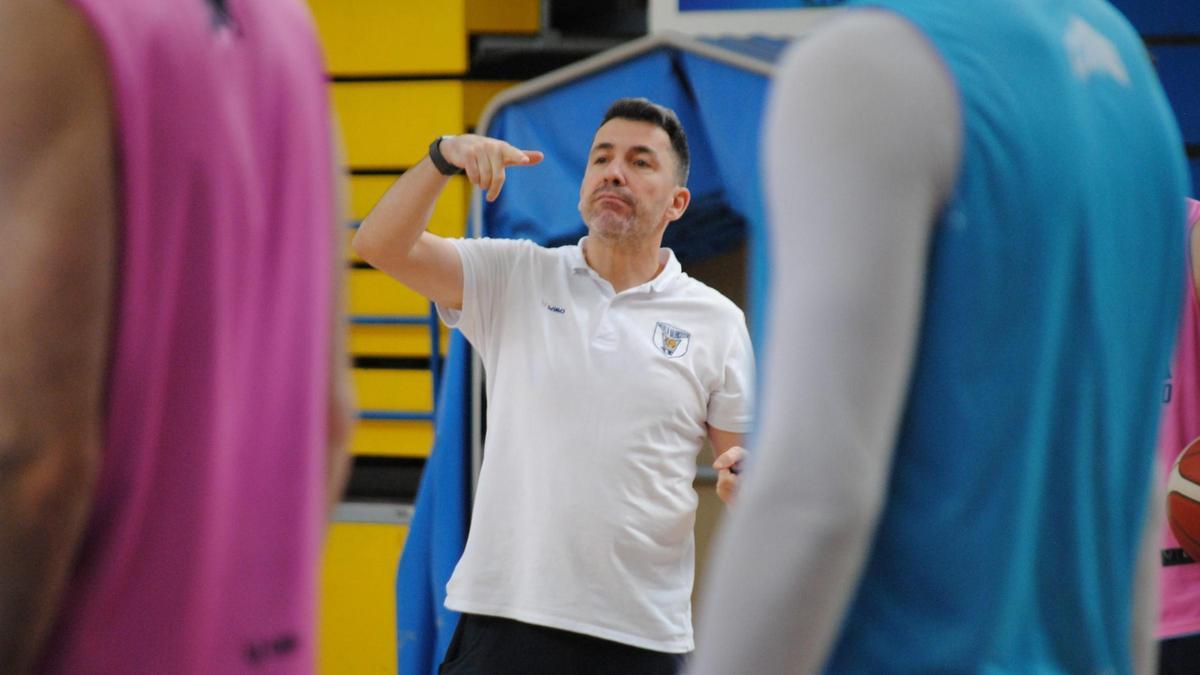 García de Vitoria hace indicaciones en un entrenamiento con el Melilla Baloncesto.