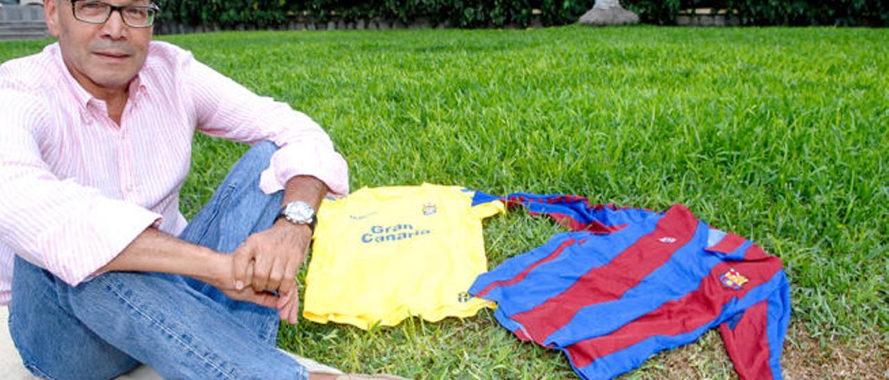 El exlateral Gerardo Miranda posa junto a las dos camisetas de su vida -la del Barça de la marca Meyba con su número dos en el dorso-.