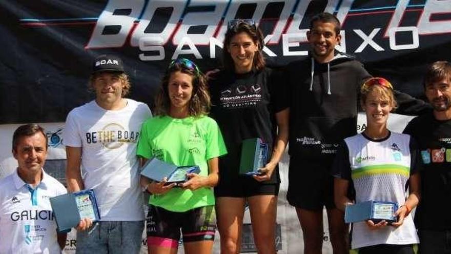 El podio con los ganadores en las categorías masculina y femenina. // FdV