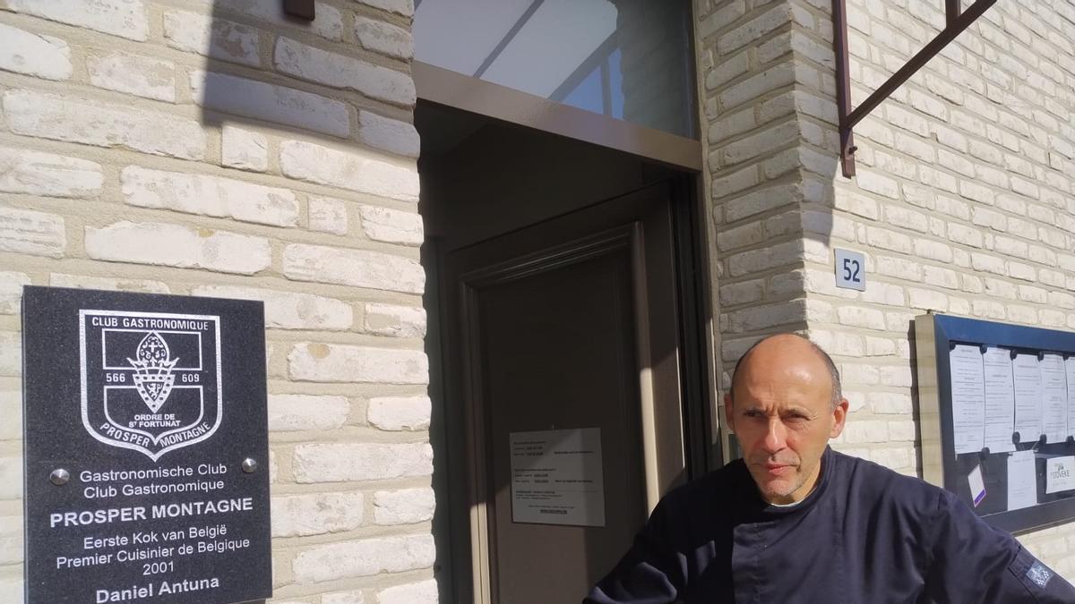 Antuña, a la puerta del establecimiento donde se recogen los reconocimientos al cocinero de origen asturiano.
