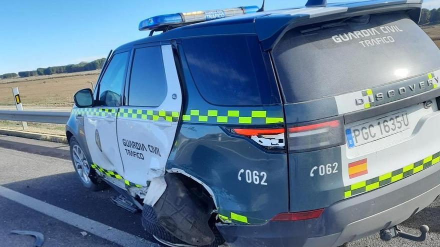 Un turismo choca contra un coche de la Guardia Civil que auxiliaba en un accidente de tráfico en Almudévar