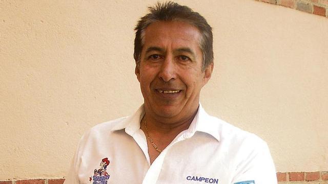 Víctor Regis Arévalo muestra una peonza. Foto