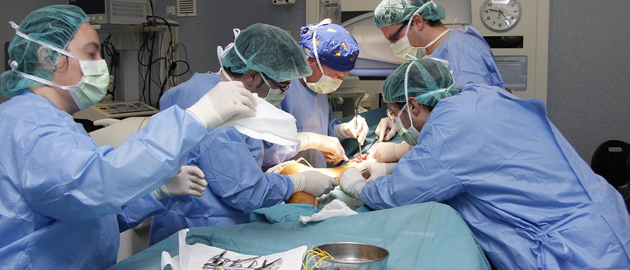 Una imagen de archivo de una intervención quirúrgica en Son Espases.