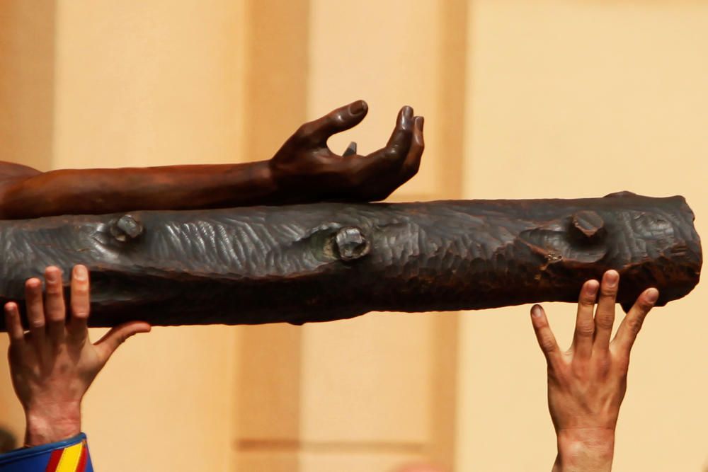 Spanish legionnaires carry statue of Christ of ...