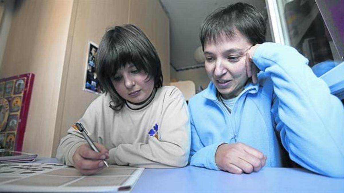 En casa 8 Cristina y su madre repasan los deberes de clase.