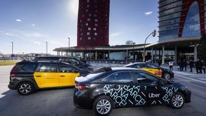 Una parada de taxi y un Uber