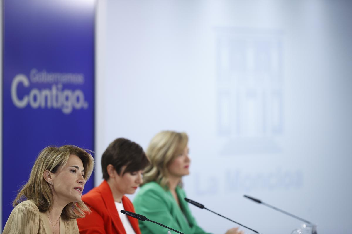 Raquel Sánchez, ministra de Transportes; Isabel Rodríguez, ministra portavoz del Gobierno; y Pilar Alegría, ministra de Educación; durante la rueda de prensa posterior al Consejo de Ministros