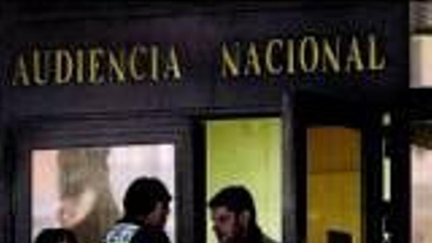 Garzón prorroga el arresto de los 3 acusados de corrupción