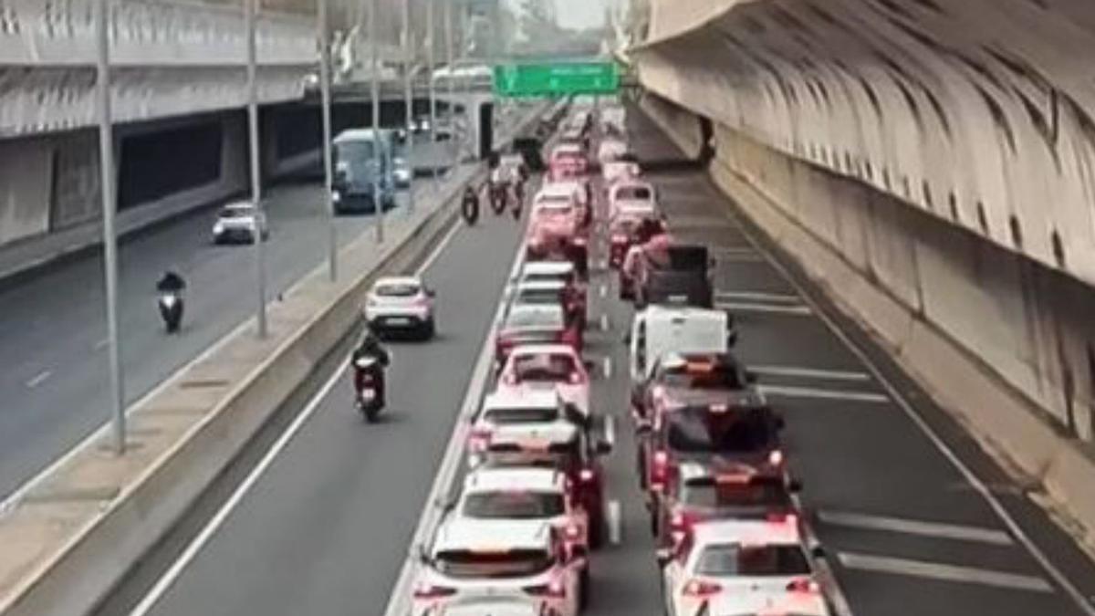 Cues a l’entrada per la C-31. | EFE