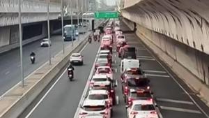 Cues a l’entrada per la C-31. | EFE