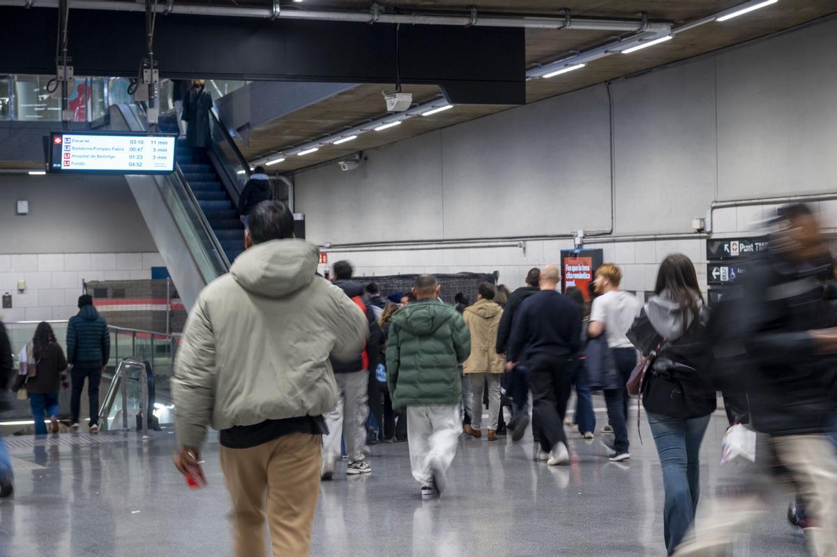 Usuarios de la línea 1 del servicio de metro de Barcelona.