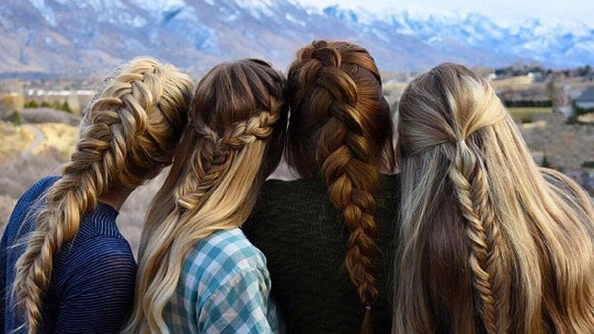 Varias amigas con trenzas diferentes