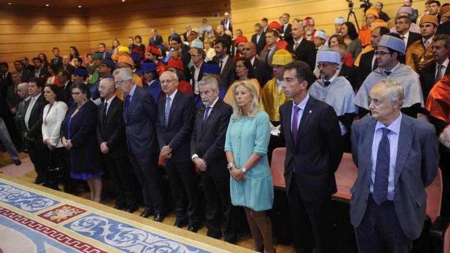 Autoridades en el Paraninfo de la UDC al comienzo del acto de inauguración del nuevo curso.