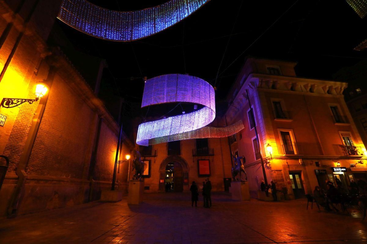 Las luces de Navidad iluminan Zaragoza