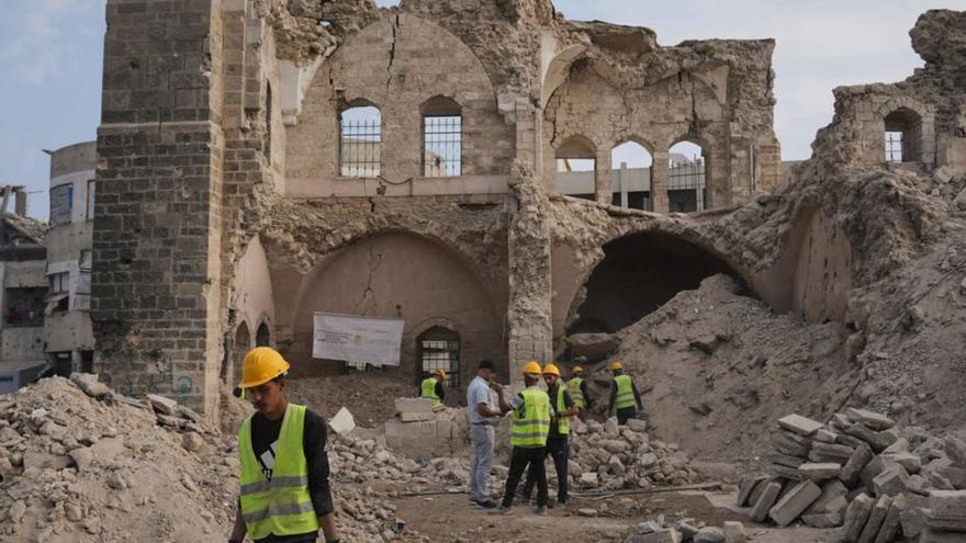 Treballadors realitzen tasques de restauració a l’històric i danyat palau del Pasha a Ciutat de Gaza, la setmana passada. | JEHAD ALSHRAFI / AP