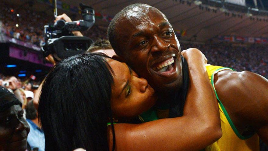 Bolt recibe el beso de una fan jamaicana