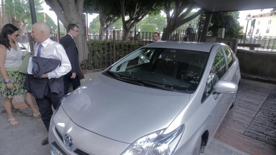 Ballesta y Gómez se disponen a montar en uno de los coches oficiales para ir a Madrid.