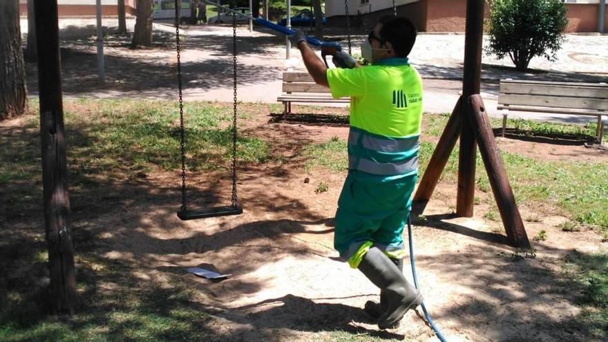 Tasques de desinfecció als diferents parcs de Manresa