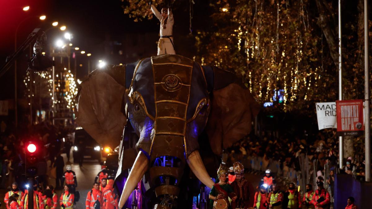 El elefante del rey Baltasar durante la tradicional Cabalgata de Reyes de Madrid que, bajo el lema El saber compartido, discurre este lunes entre la Plaza de San Juan de la Cruz y la Plaza de Cibeles.